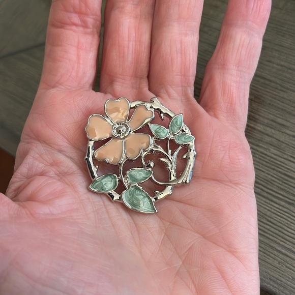 Vintage 1928 Brand Silver-tone & Enamel Floral Pin - Picture 5 of 14